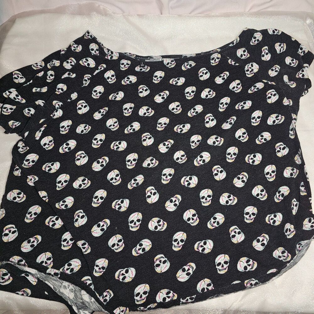 Torrid Off-Shoulder Short Sleeve Tee Size 4 Black All Over Skull Print